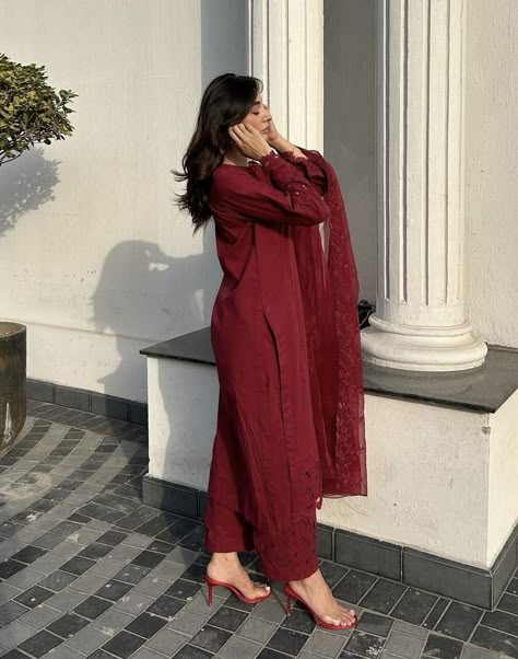 Salwar Suit Captions For Instagram, Suit Asthetic Indian, Monochromatic Outfit Indian, Caption On Indian Outfit, Caption On Ethic Wear, Pakistani Clothes Mirror Selfie, Simple Dress Casual, Casual Work Dresses, Modest Casual Outfits