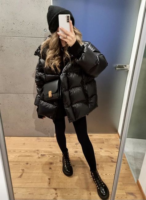 Puffer Jacket Outfit Oversized, Winter Puffer Jacket Outfits, Black Puffer Outfit, Black Beanie Outfit, Black Puffer Jacket Outfit, Puffer Jacket Outfits, Women Puffer Jacket, Best Puffer Jacket, Puffer Outfit