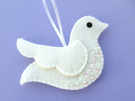 Felt Birds Ornaments, Diy Felt Christmas Ornaments, Dove Ornaments, Bird Template, Felt Ornaments Patterns, Baby Mobil, Baby Mobiles, Felt Crafts Christmas, Felted Wool Crafts