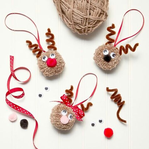 Pompom Christmas Tree Ornaments, Pom Pom Xmas Decorations, Kids Pom Pom Crafts, Pom Pom Crafts Christmas, Pom Pom Reindeer, Pompom Crafts Christmas, Pom Pom Ornaments Christmas, Cool Christmas Crafts For Kids, Christmas Yarn Crafts For Kids