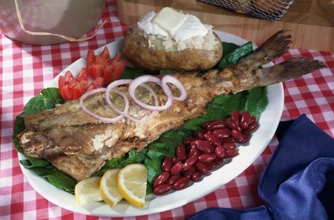 Catfish does not always need to be skinned before cooking. How To Cook Catfish, Pan Fried Catfish, Fried Catfish Recipes, Grilled Catfish, Cooking Salmon Fillet, Catfish Recipes, Fried Catfish, How To Cook Fish, Cooking Salmon