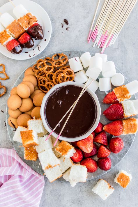 Easy Chocolate Fondue Easy Chocolate Fondue, Easy Chocolate Fondue Recipe, Made To Be A Momma, Chocolate Fondue Recipe, Fondue Party, Fondue Recipes, Food Platters, 21 Day Fix, Easy Chocolate