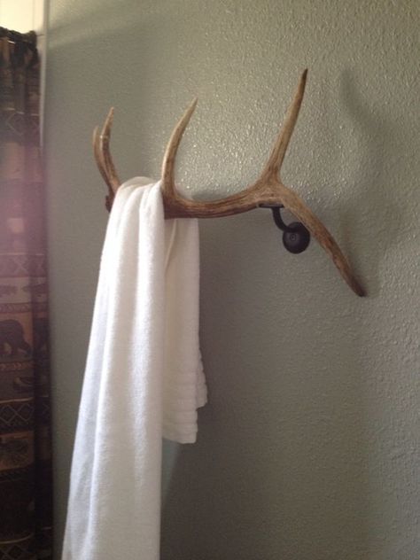 10 towel rack made from antlers - Shelterness Deer Antler Decor Ideas, Antler Ideas, Deer Antler Decor, Antlers Decor, Antler Crafts, Koti Diy, Hunting Decor, Hunting Cabin, Gallery Ideas