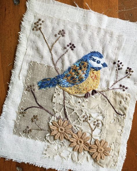 Textile Art Embroidery, Bird Quilt, Embroidery Stitches Tutorial, Fabric Journals, Bird Embroidery, Creative Embroidery, Hand Embroidery Art, Hand Embroidery Stitches, Fabric Birds