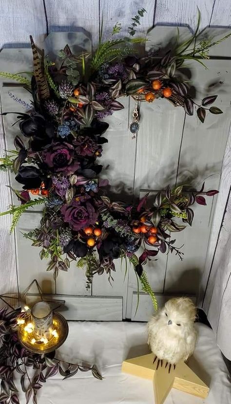 Dark Wreath Ideas, Gothic Wreath Diy, Floral Halloween Decor, Witchy Wreaths For Front Door, Gothic Fall Decor, Moody Wreath, Gravestone Wreath, Gothic Flower Arrangements, Goth Wreath