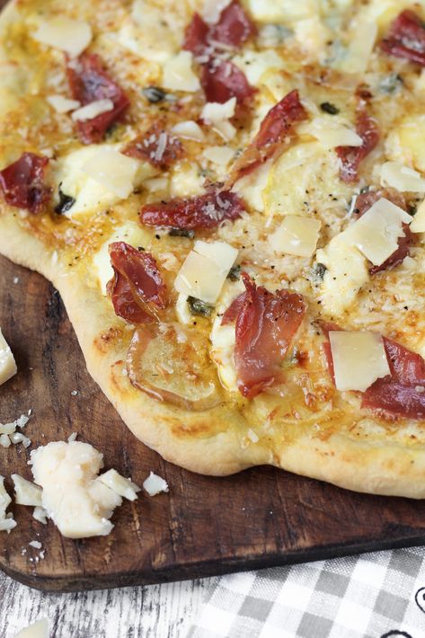 Apple Butter Pizza, Apple Prosciutto Pizza, Pizza With Apples, Prosciutto Pizza Recipes, Fall Pizza, Fig Pizza, Homemade Snacks Recipes, Apple Pizza, Flatbread Pizza Recipes