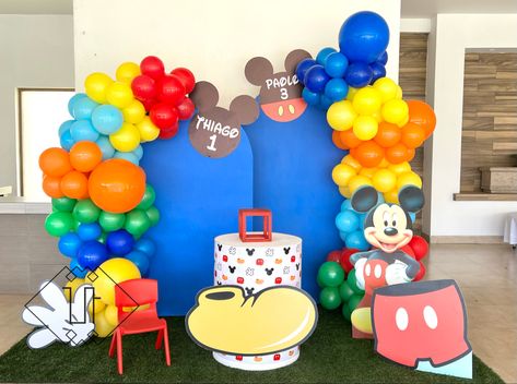 Decoración mickey Mickey Mouse Clubhouse Birthday Party Decorations, Mickey Mouse Themed Birthday Party, Fiesta Mickey Mouse, Mickey Mouse Clubhouse Birthday Party, Baby Birthday Themes, Mickey Mouse Clubhouse Birthday, Mickey Mouse Club, Mickey Mouse Party, Mickey Mouse Clubhouse