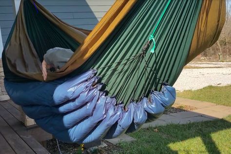 MYOG DIY Hammock Underquilt with a fresh take on suspension. Camping Hammock Tent, Hammock Backpacking, Forest Hammock, Hammock Underquilt, Ultralight Hammock Backpacking, Hiking Hammock, Camping Gear Diy, Backpacking Hammock, 1000 Lifehacks