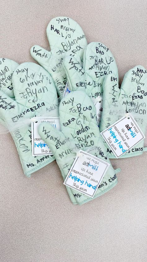 theprimarypal on Instagram: Here is a simple yet cute idea for end of the year volunteer gifts. Get oven mitts from @dollartree and have your students write their name… Parent Helper Gifts From Teacher, Room Parent Thank You Gifts, Classroom Volunteer Gifts, Parent Volunteer Gifts From Teacher, Volunteer Thank You Gift Ideas, Open House Gift Ideas, Volunteer Appreciation Gift Ideas, Oven Mitt Gift Ideas, Volunteer Appreciation Ideas