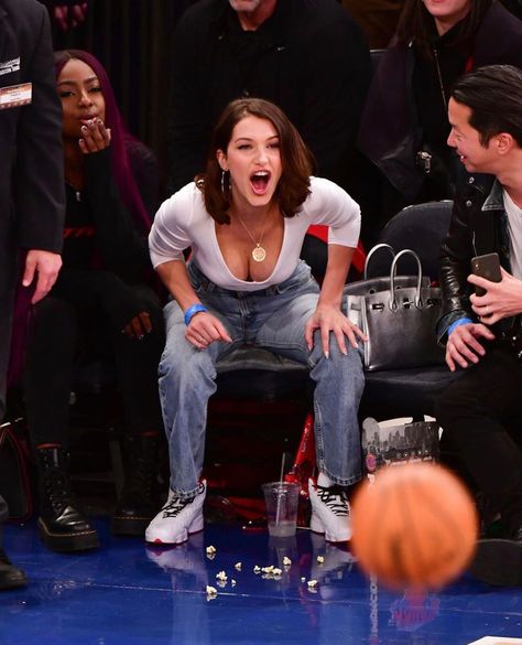 Celebrities At Basketball Games, Nba Wife Aesthetic, Basketball Wife Aesthetic, Basketball Wife, Bella Hadid Hair, Knicks Game, Wife Aesthetic, The Knick, Lakers Game