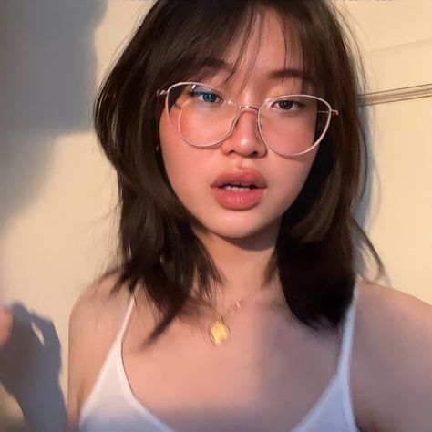 Long Hairstyles With Layers, Hairstyles With Layers, Different Eyeliner Styles, Glasses Inspiration, Glasses For Your Face Shape, Korean Short Hair, Long Haircuts, Hairstyles With Glasses, Eyeliner Styles