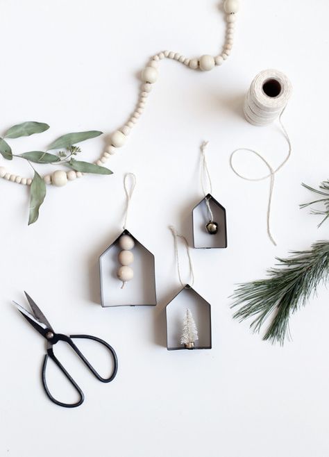 The Best DIY Christmas Ornaments: DIY Cookie Cutter Ornaments Diy Greenery, Woven Bench, Craft Trends, Diy Donut, Christmas Diy Kids, Christmas Craft Show, Diy Copper, Table Garland, Diy Christmas Tree Ornaments