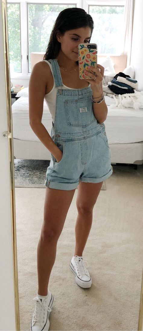 Dungarees Outfit, Denim Dungaree Shorts, Denim Dungaree, Outfits Mit Shorts, Dungarees Shorts, Summer Shorts Outfits, Denim Dungarees, Inspired Outfits, Looks Vintage