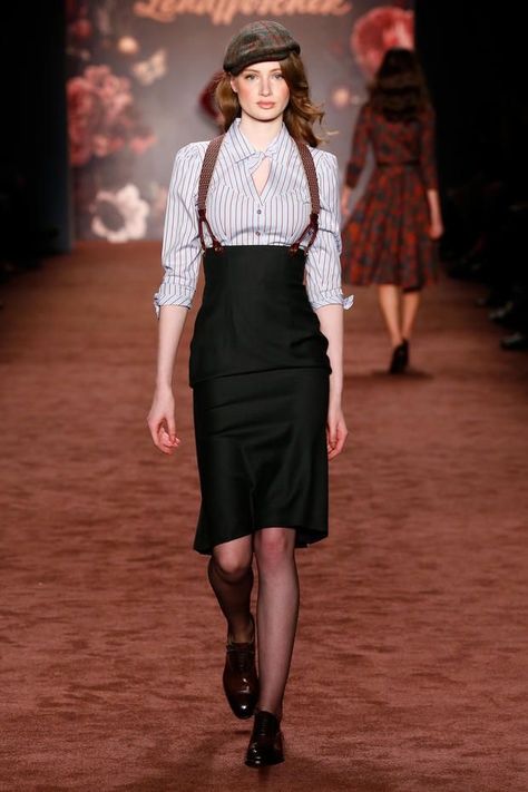 Lena Hoshek Autumn/Winter 2019 Berlin Fashion Week #TWINPEAKS #DavidLynch #SHOWTIME #AngeloBadalamenti #AudreysDance #DonnaHayward #LaraFlynnBoyle #AudreyHorne #SherilynFenn #artdeco #LenaHoshek 1920 Fashion Women Casual, Peaky Blinders Fashion Women, Peaky Blinders Women Fashion, Peaky Blinders Outfit Women, 1920 Fashion Women, Jazz Outfits, 1920s Outfits, 1920 Fashion, Lena Hoschek