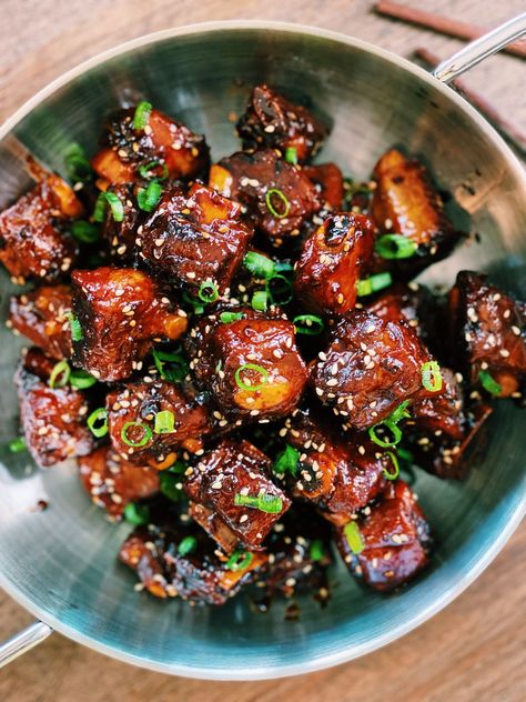 Super tender short ribs coated with a sticky glaze, this Taiwanese Sweet and Sour Garlic Short Ribs is a must-try recipe! Thai Short Ribs, Pork Short Ribs Recipe, Pork Short Ribs, Comforting Food, Tiffy Cooks, Chinese Foods, Cantonese Food, Short Ribs Recipe, Asian Pork