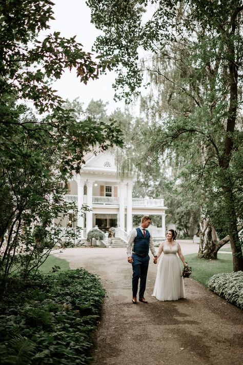 The most beautiful venue located in Lethbridge Alberta hosts an outdoor space for ceremonies, a beautiful large reception area and the main house is the perfect space for getting ready! We absolutely love this venue here at Alberta Wedding Social! Lethbridge Alberta, Alberta Wedding, Canada Photography, Edmonton Wedding, Mountain Wedding Venues, Wedding Social, Dream Venue, Historic Wedding, Wedding Event Venues