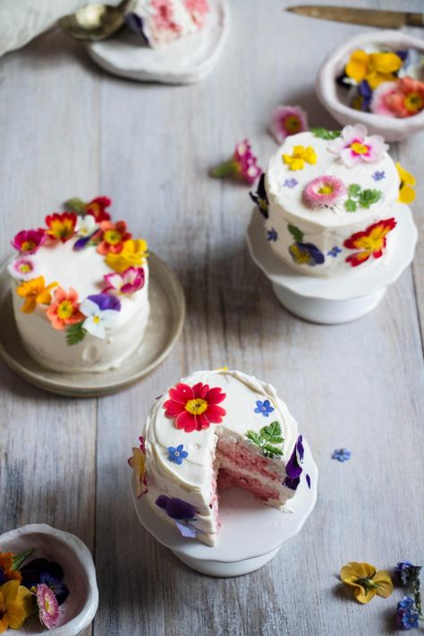 Edible Flowers Cake, Edible Flowers Recipes, Mini Wedding Cakes, Pastel Cupcakes, Cake Mini, Small Cakes, Torte Cupcake, Layer Cakes, Wedding Cakes With Flowers