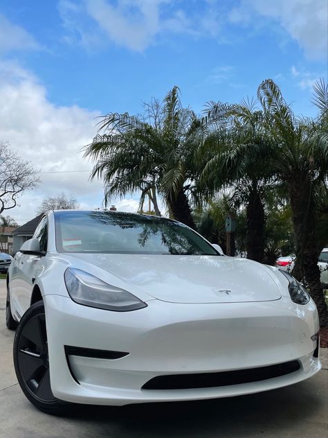 white interior | white exterior White Tesla Aesthetic, Hadley Aesthetic, White Tesla Model 3, Tesla Model 3 White, White Tesla, Tesla Car Models, Dr Car, Vision Board Pictures, Girly Car