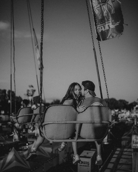 Disneyland Couples Pictures, Carnival Photo Shoots, Retro Engagement Photos, Fair Pictures, Carnival Photography, Fair Photography, Photography Themes, Cute Relationship Photos, Photoshoot Themes