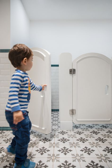 Kindergarten Restroom, Kindergarten Bathroom Design, Daycare Bathroom, Kindergarten Elevation Architecture, Day Care Room Ideas, Kindergarten Concept Architecture, Kindergarten Classroom Architecture, Daycare Layout, Kids Toilet