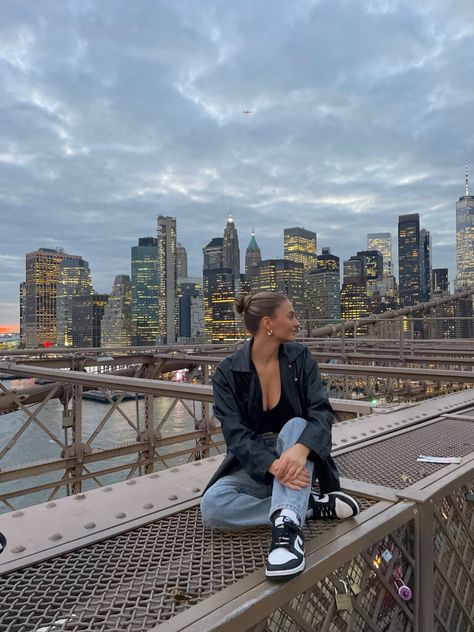 Nyc Inspo Outfits, New York Selfies Instagram, City Photo Ideas Instagram, Brooklyn Photo Ideas, New York Photo Aesthetic, Cute New York Pictures, Poses For Pictures Instagram New York, Photos In New York Ideas, Nyc Pics Aesthetic