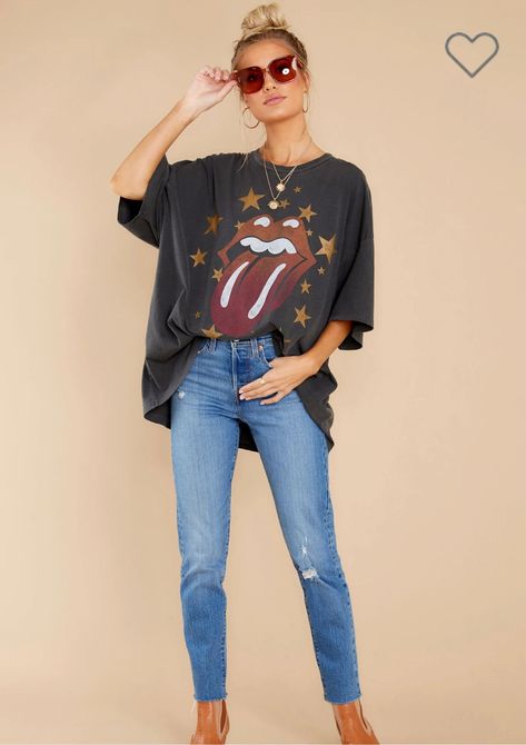 Rolling Stones Outfit, Rolling Stones Tshirt, Concert Outfit Rock, Casual Tshirt Outfit, Blue Jean Outfits, Outfit Primavera, Red Jeans, Red Dress Boutique, Tshirt Outfits