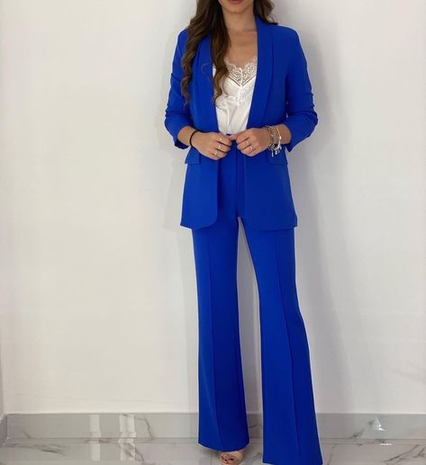 Royal Blue Womens Pant Suit, Electric Blue Suit Woman, Bright Blue Outfits For Women, Royal Blue Suit Women Outfits, Royal Blue Suit Women, Royal Blue Blazer Outfits For Women, Royal Blue Blazer Outfit, Blue Blazer Outfits For Women, Electric Blue Suit