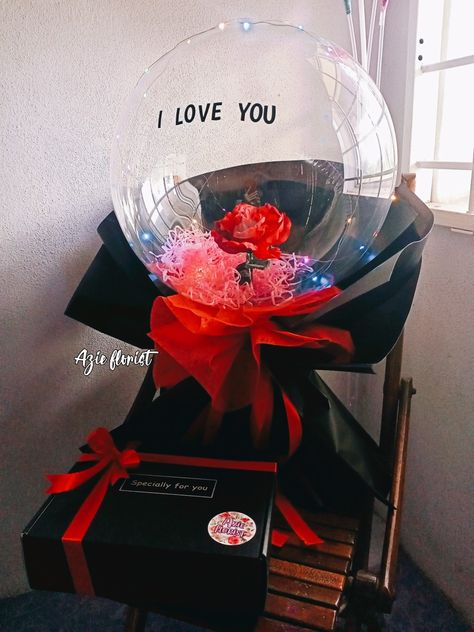 Flower bouquet with led light in black and red theme Flower In Balloon, Baloon Diy, Bobo Balloon, Suprise Birthday, Valentines Balloons, Birthday Basket, Led Balloons, Valentines Gift Box, Red Theme