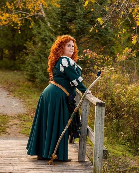 Inspiration & Accessories: DIY Plus Size Merida Costume Idea Diy Plus Size Costumes, Merida Costume, Merida Cosplay, Best Group Halloween Costumes, Ivy Costume, Cosplay For Women, Disney Princess Cosplay, Diy Costumes Women, Plus Size Costume