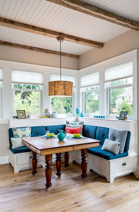 Bright and Cheery Breakfast Nook Ideas - Town & Country Living Gally Kitchens, Craftsman Bathrooms, Corner Breakfast Nook Ideas, Corner Breakfast Nook, Booth Seating In Kitchen, Breakfast Nook Ideas, Dining Booth, Dining Corner, Dining Banquette