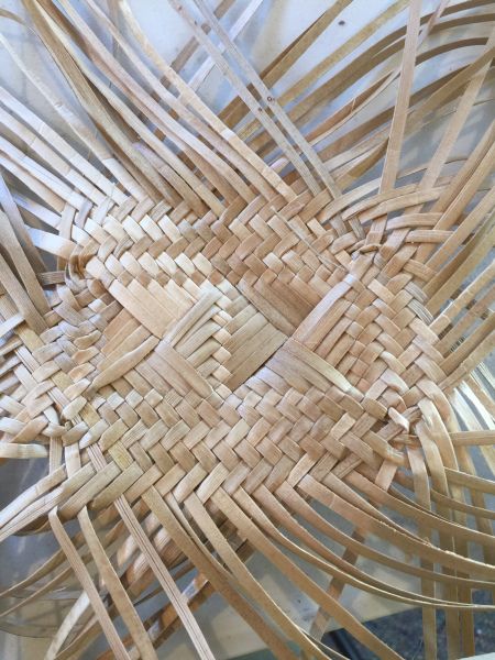 Weaving Willow, Art Basket, Hawaiian Crafts, Flax Weaving, Homemade Gift Baskets, Straw Crafts, Willow Weaving, Weaving Tutorial, Bamboo Crafts