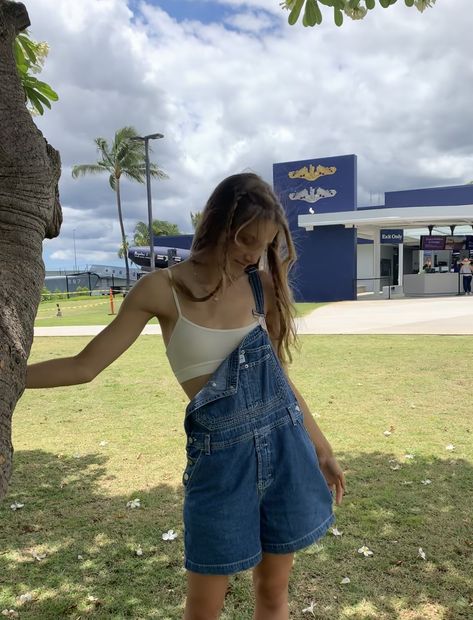 Dungarees Outfit Summer, Dungarees Outfit Aesthetic, Denim Dungarees Outfit, Jean Overall Outfits, Overalls Outfit Short, Overalls Outfit Aesthetic, Overall Shorts Outfit, Denim Overalls Outfit, Shortalls Outfit