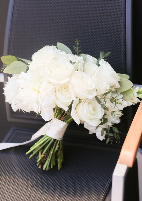 Ivory And Champagne Bouquet, White Hand Bouquet Wedding, White And Champagne Bouquet, White Hand Bouquet, White And Gold Wedding Bouquet, Champagne And Greenery Wedding, White Bouquet Wedding, White Rose Bouquet, Wedding Simple