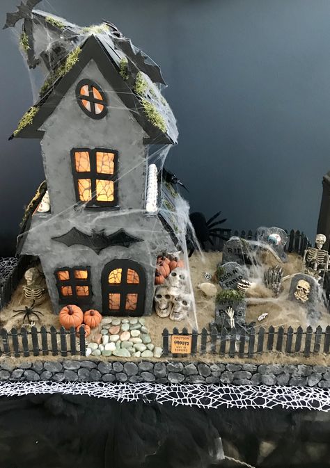 Halloween Haunted House Diy, Halloween Diorama, Haunted House Diy, Casa Halloween, October Crafts, Halloween Arts And Crafts, Halloween Miniatures, Spooky House, Spooky Treats