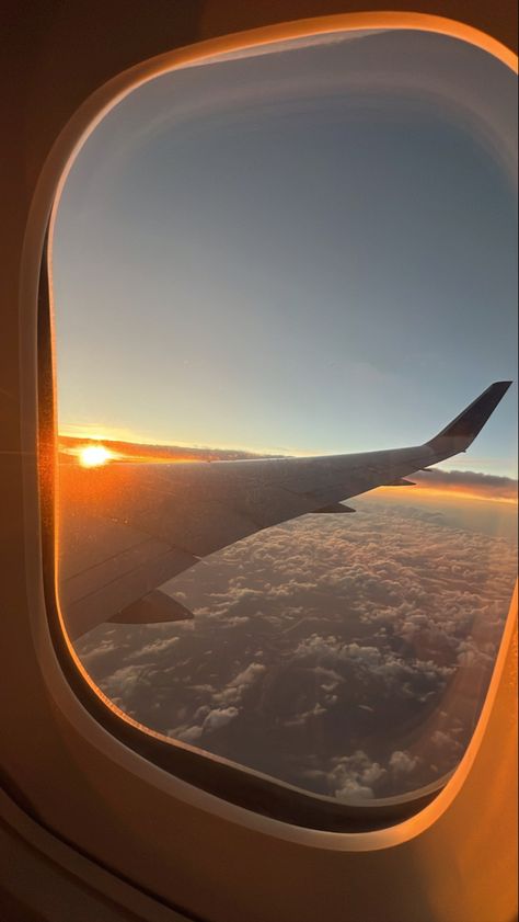 Plane Window Aesthetic Sunset, Plane Sunset, Plane Wing, Sunset Flight, Cute Promise Rings, Plane Window, Airplane Wallpaper, Airport Aesthetic, Airplane Window