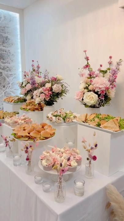 Flower Bar Ideas, Bridal Table Flowers, Creative Catering, Catering Table, Buffet Catering, Amazing Food Platters, Kitchen Innovation, Girly Apartment Decor, Industrial Style Decor