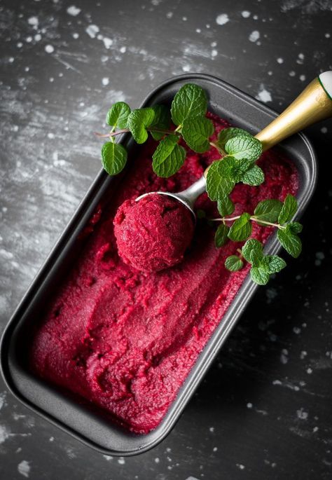 This summer, if all other sorbets have tired you, refresh yourself with this fragrant Rose Beetroot Sorbet. 4 ingredients. Vegan. Gluten Free. Sorbet Recipe, Ice Cream Gelato, Sorbet Recipes, Frozen Yoghurt, Food Homemade, Ice Cream Sorbet, Ice Cream Popsicles, Vegan Ice Cream, Homemade Ice