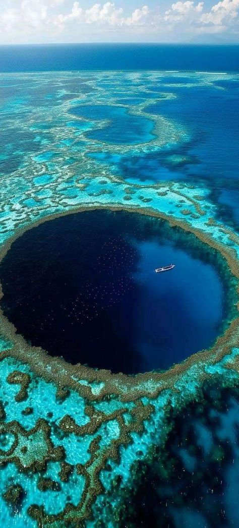 Belize Wallpaper, Blue Hole Belize, Great Blue Hole, Aerial Photos, Roman City, Blue Hole, Hiking Routes, Tourist Sites, World Cities