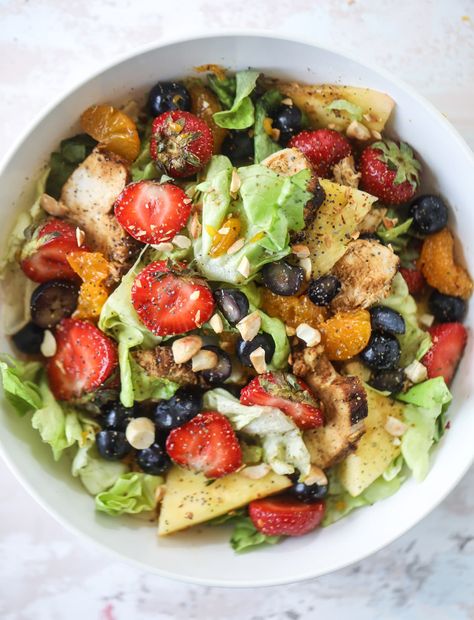 Copycat Panera Strawberry Poppyseed Salad - Grilled Chicken Sald Panera Strawberry Poppyseed Salad, Strawberry Poppyseed Salad, Bread Salad Recipe, Poppyseed Salad, Galette Des Rois Recipe, Strawberry Salad Recipe, Strawberry Chicken Salad, Poppy Seed Chicken, Copycat Panera