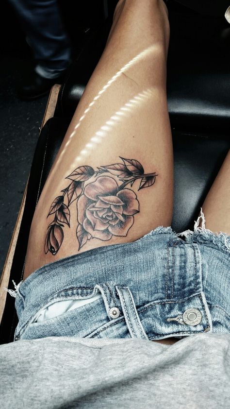 Rose thigh tattoo More Big Rose Tattoo On Thigh, Rose Thigh Tattoo, Front Thigh Tattoos, Rose Tat, Rose Tattoo Thigh, Tattoo Lotus, Flower Thigh Tattoos, Tattoo Thigh, Thigh Tattoo Designs