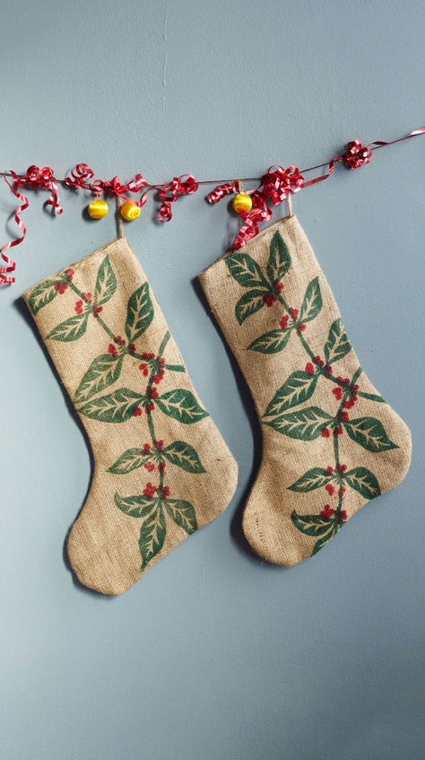 This stocking strikes a balance between earthy and sophisticated. Maya Donenfeld shows you how to create a lined Christmas stocking using a rescued coffee sack, highlighting its decorative motif. The contrast between the natural texture of burlap and the minimalism of the stocking design won’t ever look dated – even after years of love and use. Burlap Coffee Bags, Sew Christmas, Victorian Ornaments, Coffee Sack, Sewing Christmas, Burlap Christmas Stockings, Winter Market, Burlap Stockings, Stocking Designs