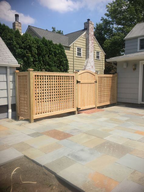 Privacy Fence Driveway, Lattice Fence With Gate, Side Yard Fence Ideas, Shared Driveway Divider Ideas, Courtyard Renovation, Carport Privacy, Garbage Enclosure, Driveway Gate Diy, Side Yard Gate