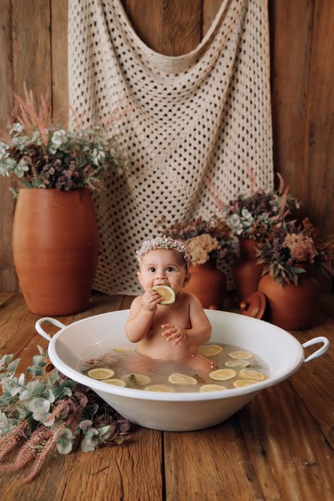 Baby Milk Bath Pictures, Baby Milk Bath Photoshoot, Milk Bath Photography Baby, Diy Photography Studio, Floral Cake Smash, Baby Milk Bath, Milk Photography, Photography Studio Decor, Bath Pictures