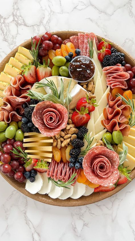 Build with me 💫 | Instagram Deli Tray, Finger Food Desserts, Snack Boards, Charcuterie Board Meats, Charcuterie Inspiration, Charcuterie Cheese, Snack Board, Charcuterie And Cheese Board, Cheese Shop