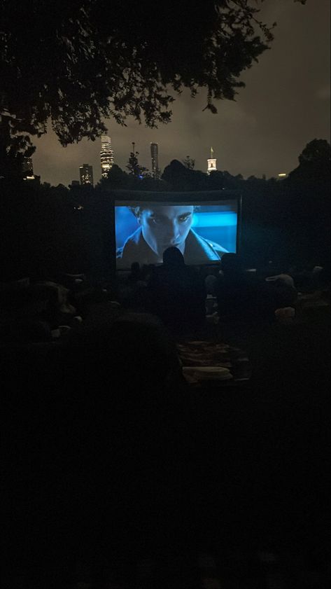 Outdoor cinema. Twilight. Social aesthetic. Date night ideas. Hanging out with friends. Friends aesthetic. Outdoor Cinema Aesthetic, Cinema Outside, Social Aesthetic, Aesthetic Date Night, Cinema Date, Backyard Movie Nights, Outdoor Cinema, Backyard Movie, Out With Friends