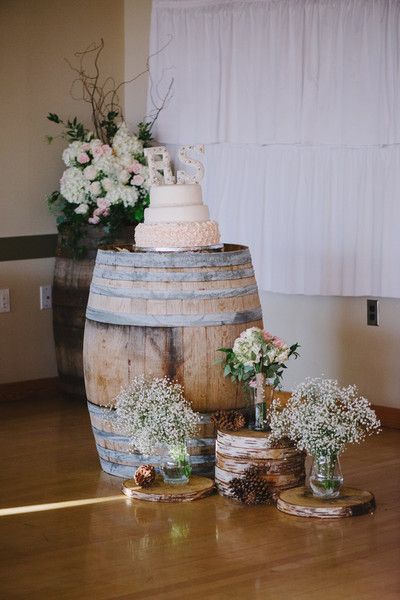 Barrel Cake Stand, Rustic Wedding Cupcake Display, Barrel Wedding Cake, Wine Barrel Cake, Wedding Cakes Rustic, Cakes Unique, Wine Barrel Wedding, Wedding Cupcakes Rustic, Cakes Elegant