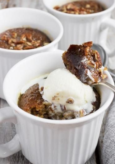 Sticky Toffee Pudding Cake, Microwave Mug Recipes, Sticky Date Pudding, British Desserts, Mug Cake Microwave, Mug Cakes, Toffee Pudding, Sticky Toffee Pudding, Sticky Toffee