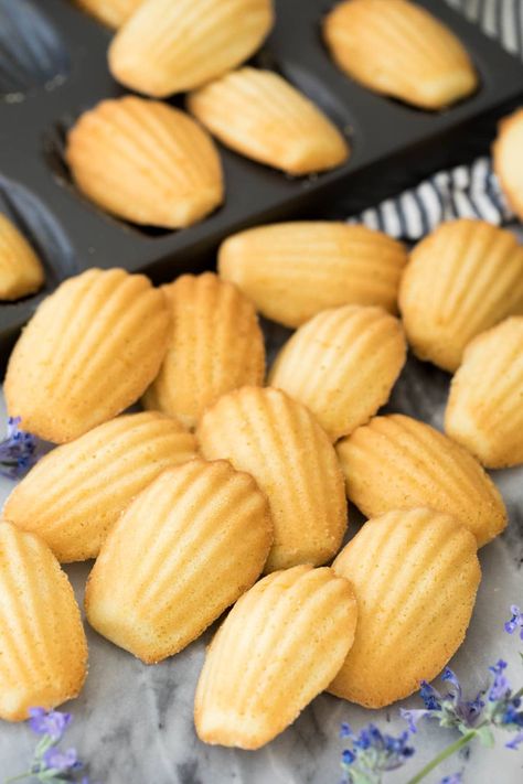 Madeline Cookies Recipe, Madelines Recipe, Madeline Cookies, Sugar Spun Run, Madeleine Recipe, Madeleine Cookie, Healthy And Unhealthy Food, French Baking, Party Dessert Table