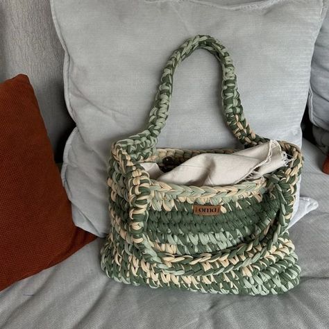 Crochet Shoulder Bags, T Shirt Yarn, Diy Crochet Projects, Crochet Handbags, Embroidery And Stitching, Yarn Crafts, Diy Crochet, Crochet Yarn, Crochet Designs