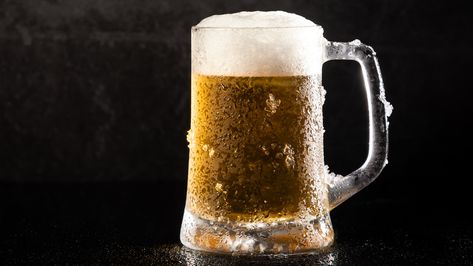 Whether in a bar or at home, serving beer in an ice cold glass is commonplace. Here's why this particular cold beverage is offered up in frosty mugs. Frozen Beer, Holiday Leftovers, Beer Serving, Ice Cold Beer, Backyard Cookout, Beer Drinker, Unique Bouquet, Glasses Drinking, Cold Beer